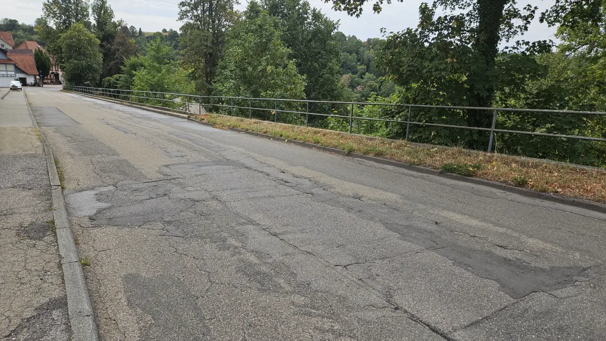 Die Dorfer Straße ist in einem schlechten Zustand.