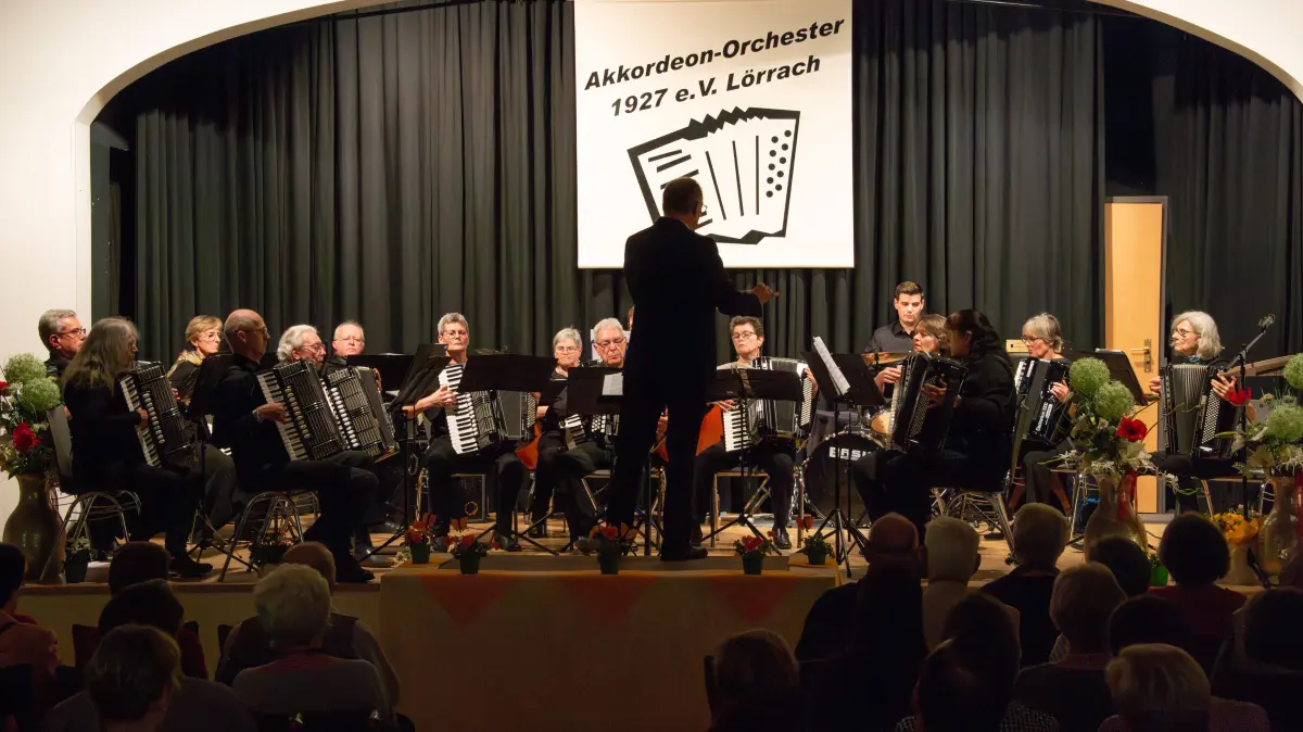 Seit 16 Jahren sitzen das Akkordeon Orchester Lörrach und der Harmonika-Club Haltingen als Spielgemeinschaft zusammen auf der Bühne. Nun sind die Vereine auch organisatorisch zum Akkordeon Orchester Markgräflerland zusammengeführt worden.