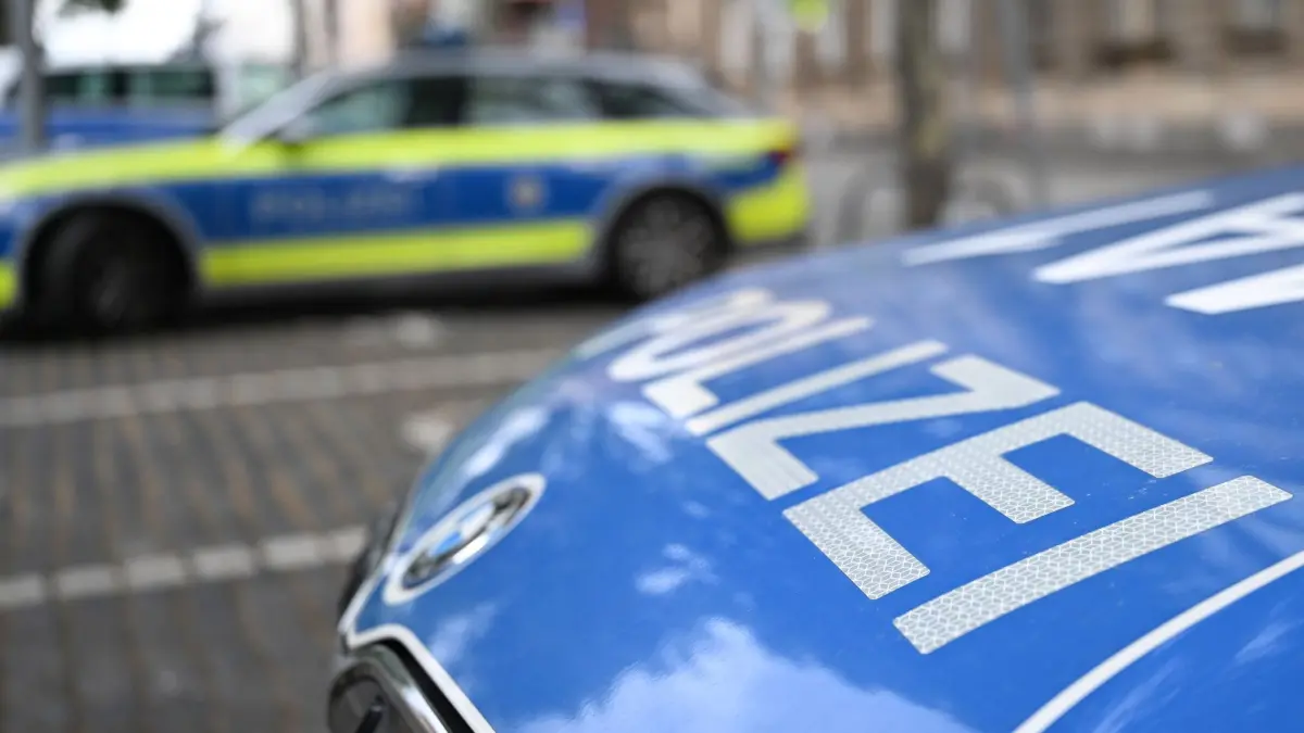 Polizei: PRODUKTION - 03.06.2026, Baden-Württemberg, Mannheim: Polizeifahrzeuge stehen vor einer Polizeiwache. (zu dpa: «Teenager werfen Steine und treffen Passanten») Foto: Bernd Weißbrod/dpa +++ dpa-Bildfunk +++