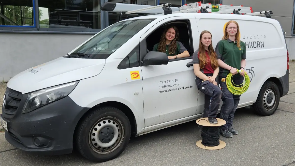 Drei Mädchen unter 15 Auszubildenden: Lena Bogdanski, Shireen Schlenker und Aylin Lienhard fühlen sich bei Elektro Eichkorn nicht anders behandelt als ihre männlichen Kollegen.