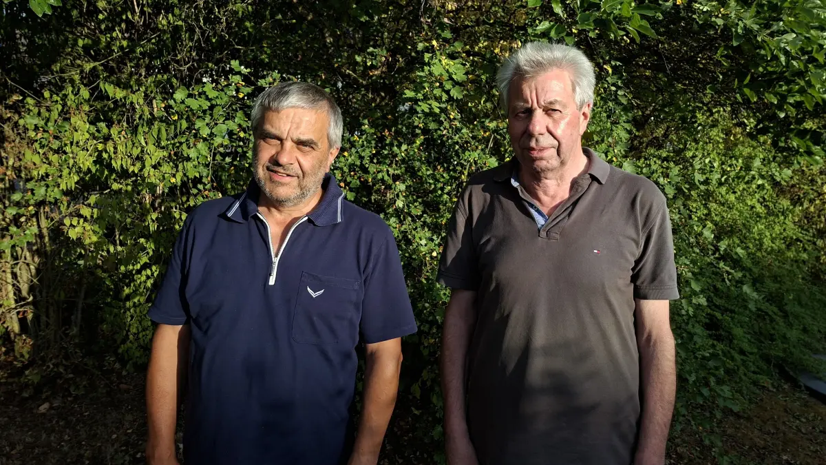 Rainer Reichensperger (links) gibt nach zwanzig Jahren den Chefkochlöffel im Männerkochkurs weiter. Helmut Diebold war mehr als zwanzig Jahre lang für die Übergabe des Gemeindehauses bei Vermietungen zuständig. Die Gesamtkirchengemeinde dankt beiden für ihr großes Engagement.