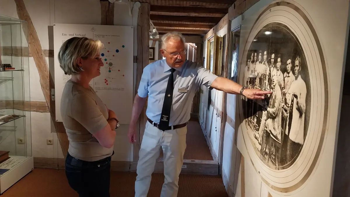 Auf die Spuren des früheren Onstmettinger Pfarrers Philipp-Matthäus-Hahn begab sich diese Tage Landeswirtschaftsministerin Nicole Hoffmeister-Kraut. Fritz Brenner, ehemaliger Vorsitzender des Fördervereins Philipp-Matthäus-Hahn-Museum, führte die CDU-Politikerin durch die Räumlichkeiten.