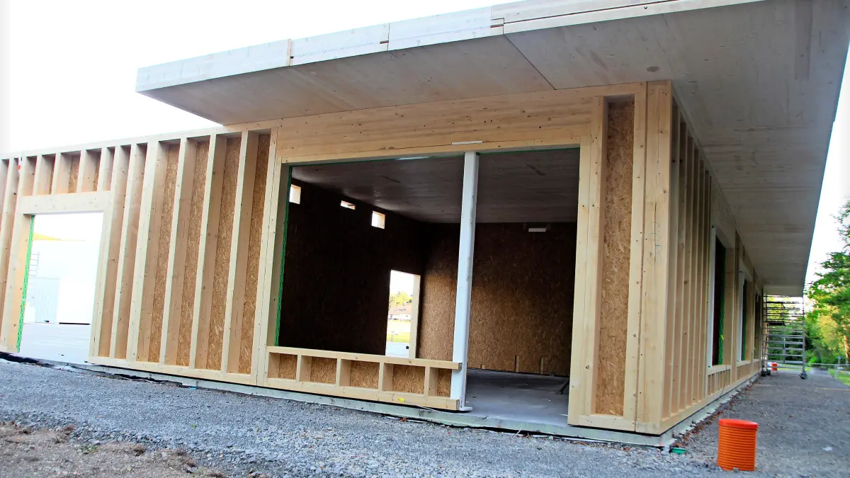 Die ersten Holzkonstruktionen beim Erweiterungsbau des Schulverbundes Salinensee stehen bereits.