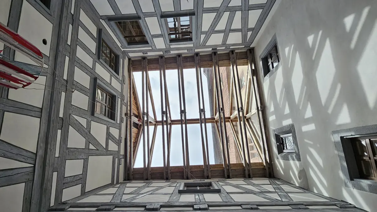 Unter der meterhohen Decke bringt der Lichthof ein besonders Flair ins Café.