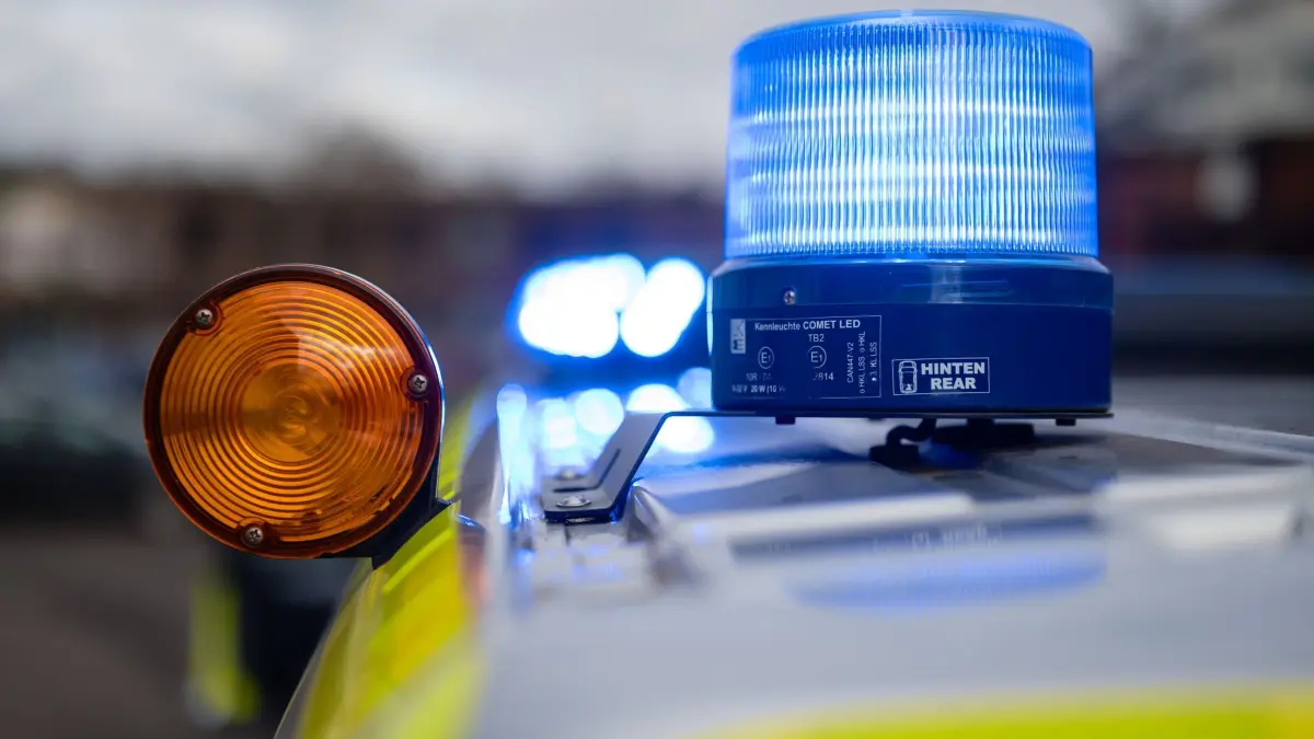 Polizei: ILLUSTRATION - 31.01.2024, Saarland, Saarbrücken: Blaulicht auf einem Einsatzfahrzeug der saarländischen Polizei. (zu dpa: «Vermisster Jogger tot aufgefunden - Unfall vermutet») Foto: Oliver Dietze/dpa +++ dpa-Bildfunk +++
