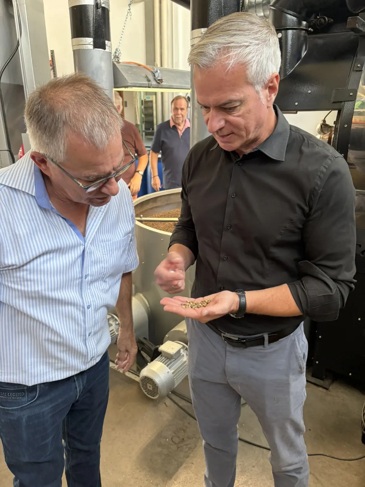 Richard Renz erläuterte Thomas Kuri die einzelnen Schritte der Kaffeeherstellung.
