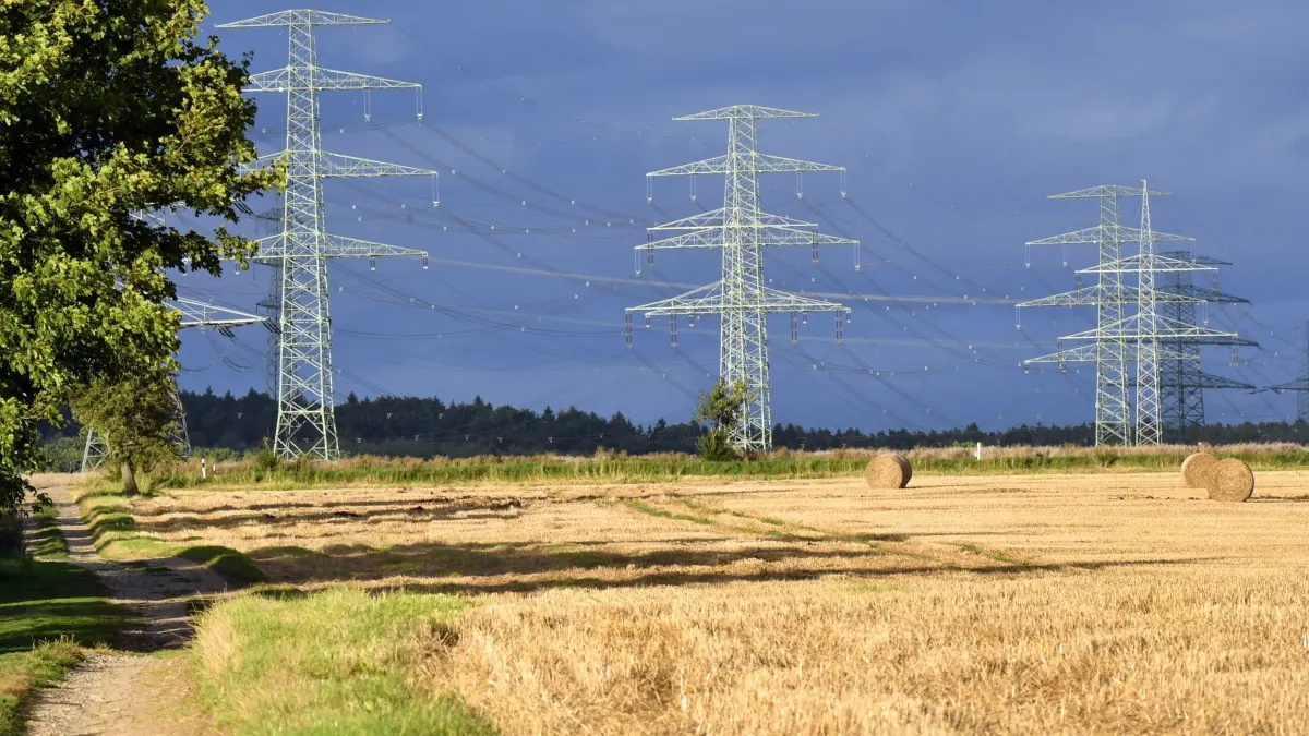 Stromleitungen in Thüringen: ARCHIV - 18.08.2017, Thüringen, Erfurt: Strommasten und Stromleitungen bei Erfurt (Thüringen). (zu dpa: «Wind und Sonne sollen die Kassen der Kommunen füllen») Foto: Jens Kalaene/dpa +++ dpa-Bildfunk +++