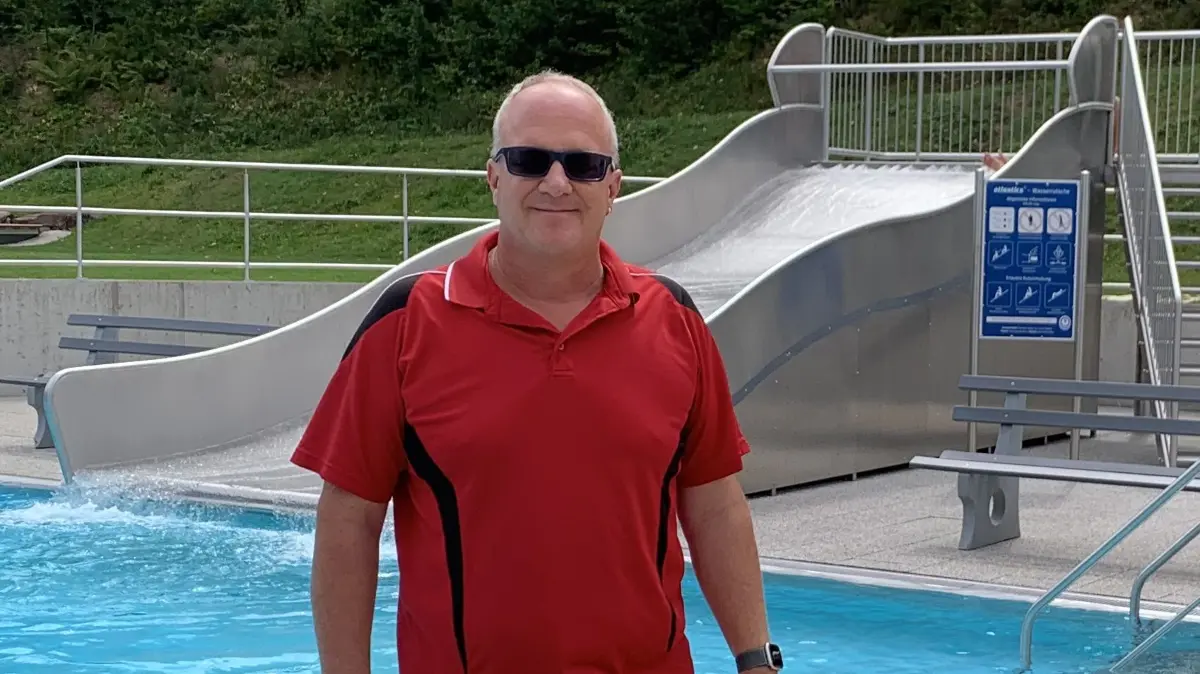 Auf den Schwimmmeister Oliver Schmidt wartet nach Saisonende viel Arbeit.