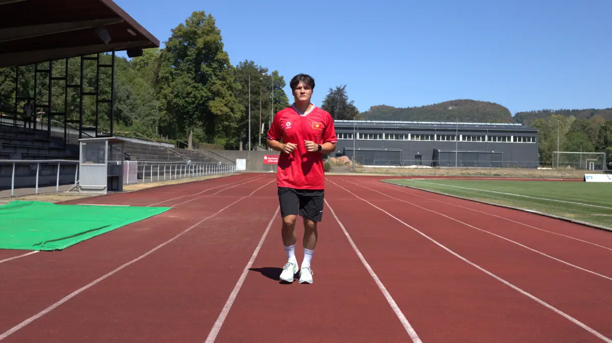 Das Training – wie auf diesem Foto im Ebinger Albstadion – hat sich ausgezahlt. Viet Duc Hajo Hoang ist 100 Kilometer am Stück gelaufen.