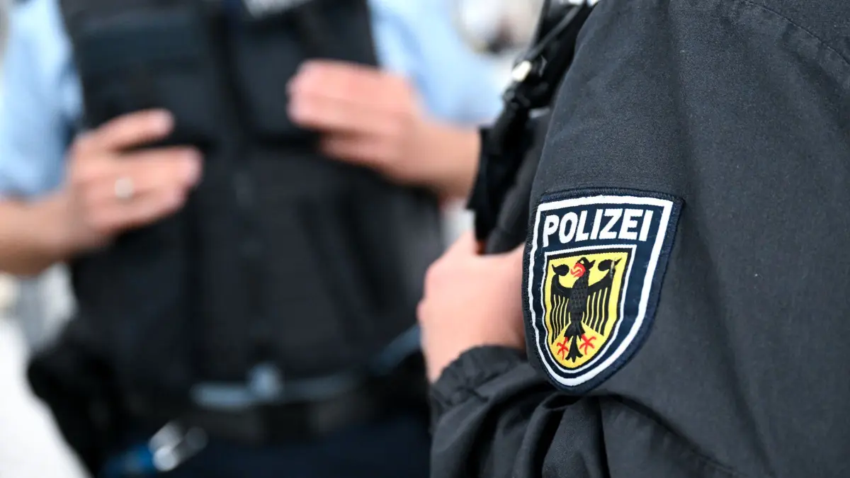 Bundespolizei am Bahnhof Symbolbild: ARCHIV - 03.07.2024, Bayern, München: Bundespolizisten stehen am Hauptbahnhof an einem Bahnsteig. (zu dpa: «Polizisten beim Dienstsport stoppen Ladendieb») Foto: Sven Hoppe/dpa +++ dpa-Bildfunk +++