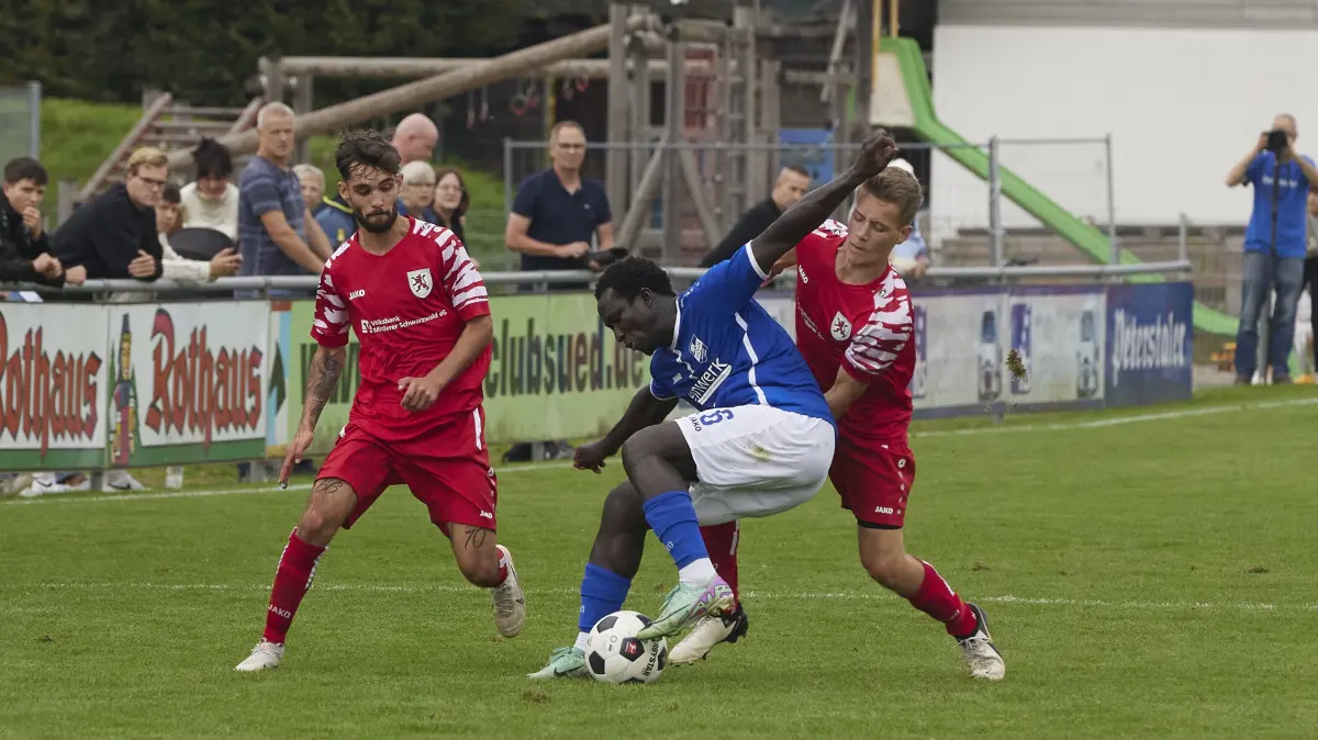 Leon Weiß (links), Lukas Lehmann (rechts) und der SV Oberwolfach peilen die dritte Runde im SBFV-Pokal an.