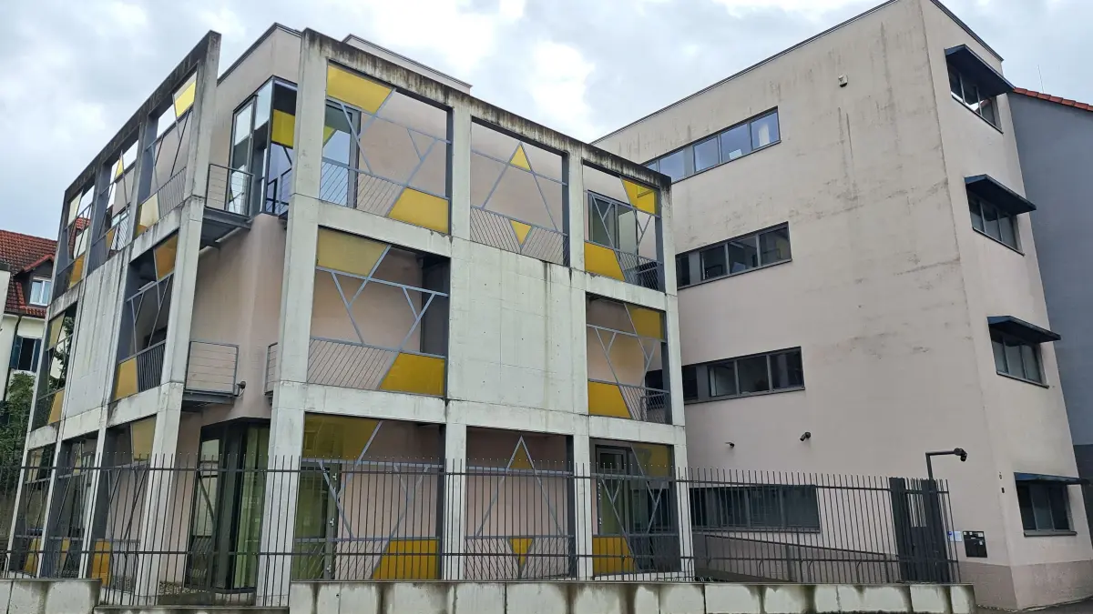 Die Synagoge muss seit geraumer Zeit durch einen Zaun geschützt werden – zum Bedauern der Israelitischen Kultusgemeinde, die sich dennoch offen für Besuche zeigt.