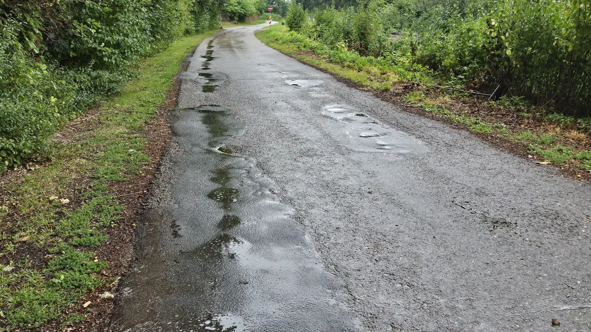 Der Saronweg ist stark beschädigt und muss saniert werden.