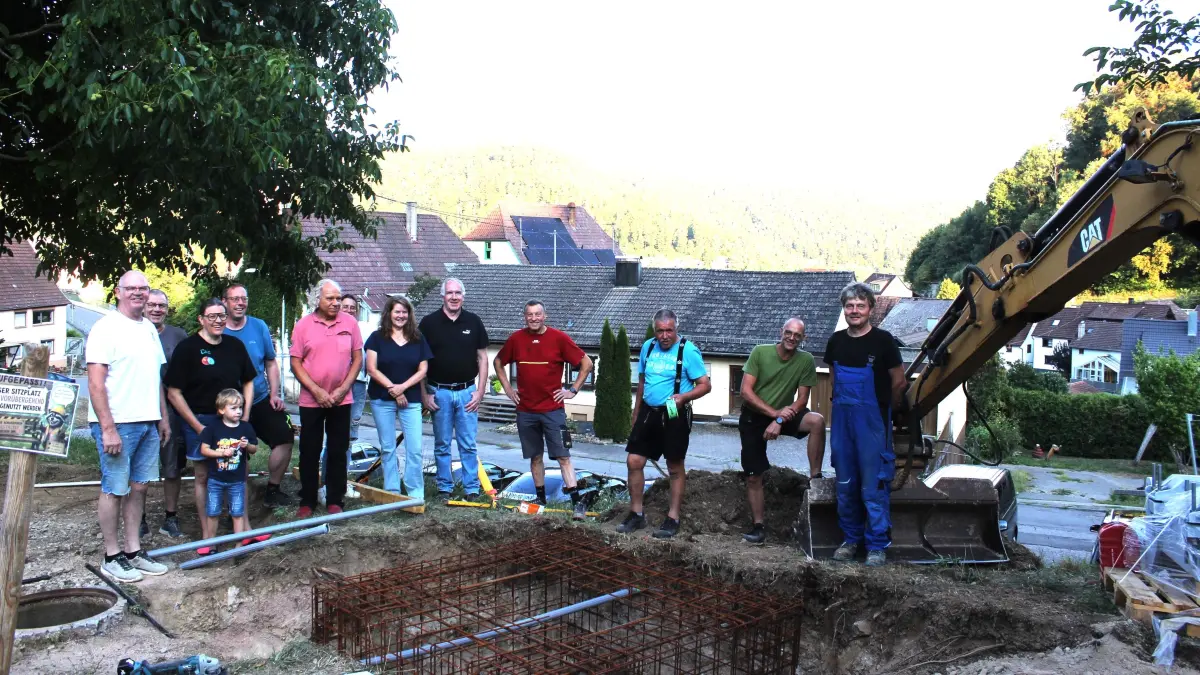Der Bürgerverein Mühringen freut sich über den Start seines ersten Projekts. Das Bild zeigt neben Vereins-Mitgliedern und Vertretern von Baufirmen den Vorsitzenden Alexander Mankovsky (Fünfter von links) und seine Stellvertreterin Carolin Hauser (Dritte von links).