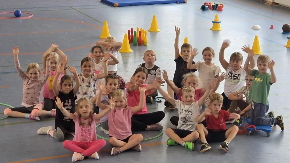 Beim Kinderturnen haben die Kleinen sichtlich Spaß.