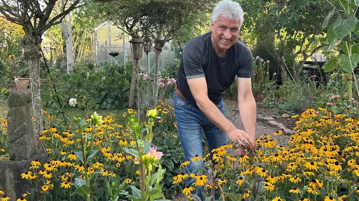 In seinem großen Garten kann sich Günther Garbe entspannen.