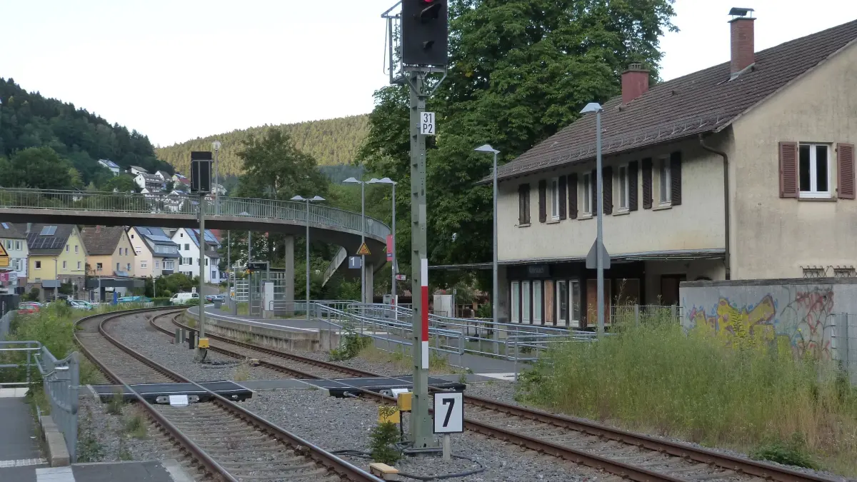 Bahnhof in Alpirsbach: Ab Freitag fahren hier keine Züge mehr.
