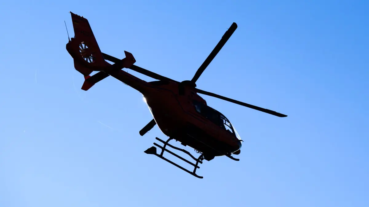 Rettungshubschrauber: ARCHIV - 11.09.2025, Niedersachsen, Pattensen: Ein Rettungshubschrauber der Luftrettung. (zu dpa: «Hoher Sachschaden und ein Schwerverletzter bei Brand in Thal») Foto: Julian Stratenschulte/dpa +++ dpa-Bildfunk +++