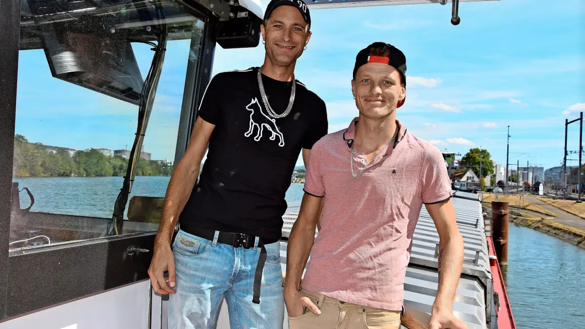 Zeigen sich trotz der schwierigen Bedingungen entspannt: die Binnenschiffer Dennis (links) und Martijn de Wit.