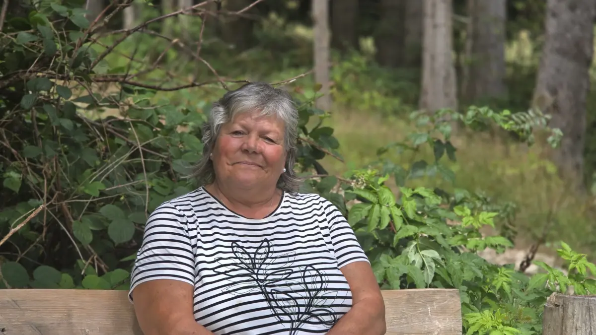 Landespolitikerin Martina Braun befasst sich in dieser Legislatur ganz besonders mit dem Thema Wald. Klar, dass es da doch bestens passt, dass ihr Lieblingsbänkle oberhalb des familieneigenen Bauernhofs im Linachtal steht, umgeben von Bäumen und mit dem Ausblick auch auf andere Bereich des hiesigen Forstes