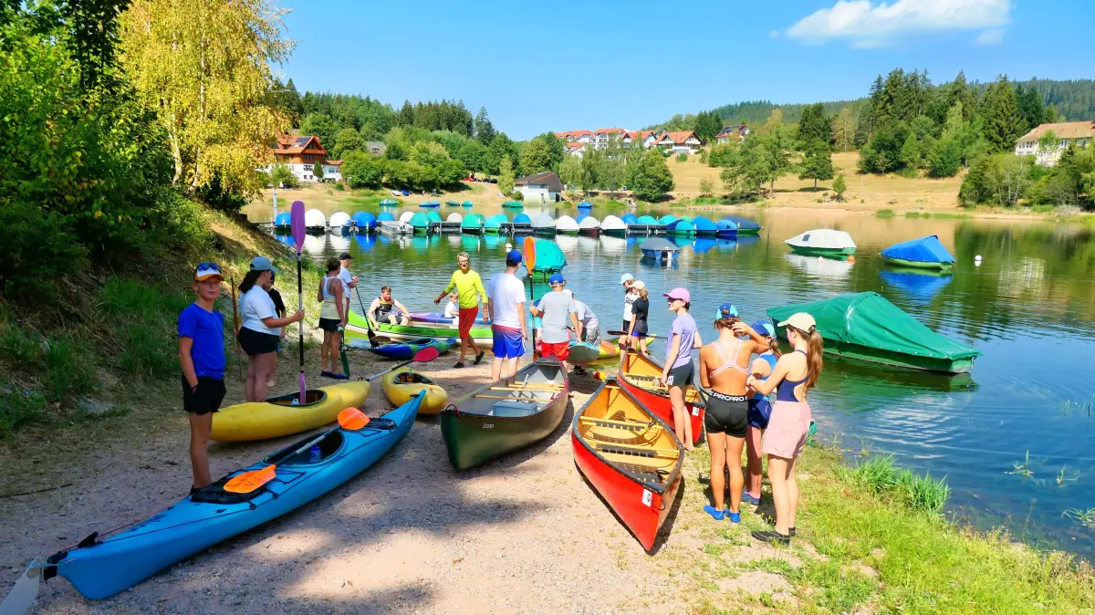 16 Kinder und Jugendliche gingen im Ferienprogramm mit dem Rotary-Club aufs Wasser.