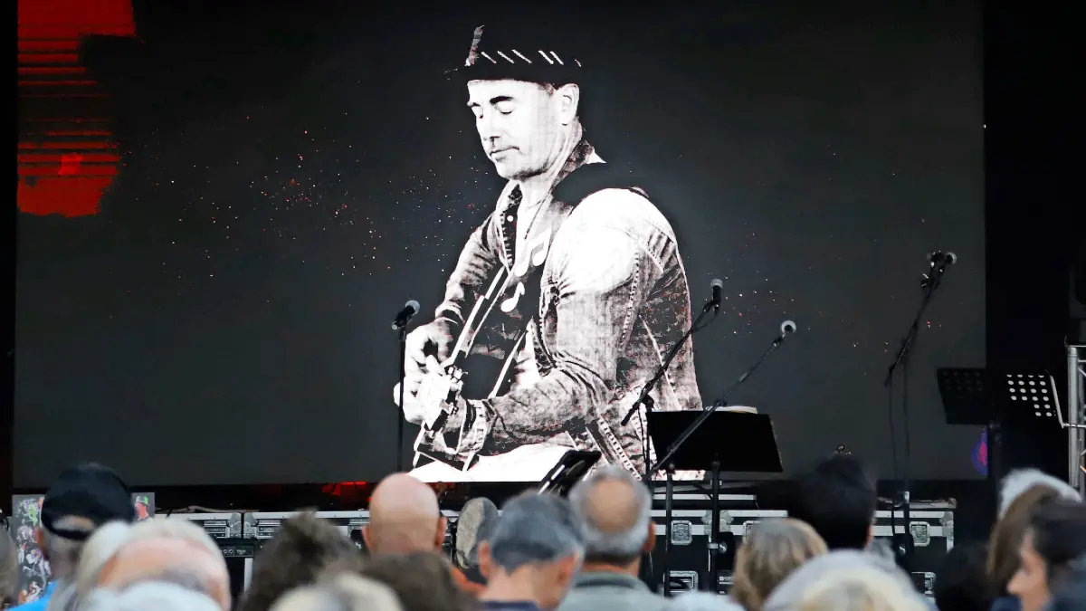 In Gedenken an Wolfgang „Schorle“ Schyle spielten die Wombats in Normalbesetzung mit verschiedenen Gastmusikern, (von links) Ralph „Steckle“ Schneider, Rebecca Peschke, Schlagzeuger Rolf Schmidt, Tino Schneider, Gastmusiker Alexander „Fury“ Duffner sowie Hans Bausch im Schonacher Kurpark.
