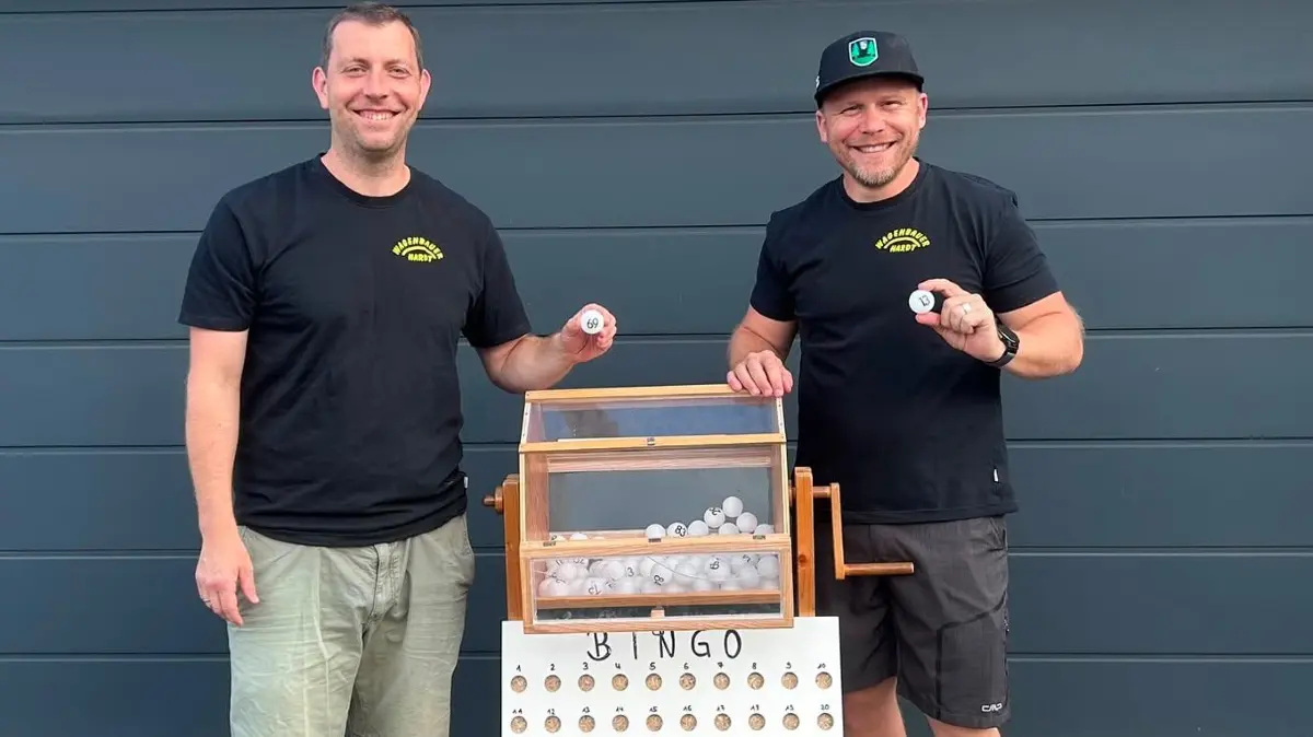 Nico Trick (links) und Manuel Haas laden zum Bingo.
