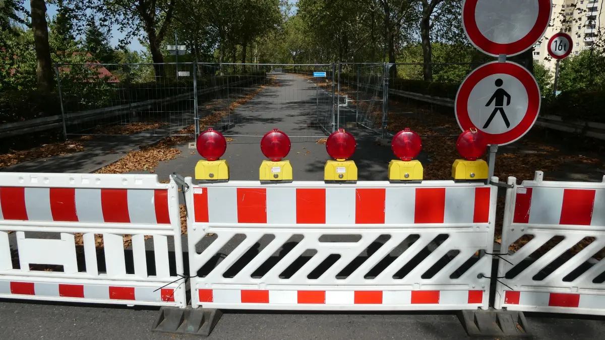 Bis hierher und nicht weiter: Die Brücke ist für Autofahrer und Fußgänger geschlossen.