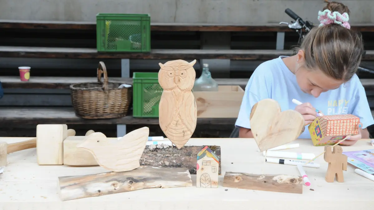 Tauben und Eulen wachsen aus den vorgefertigten Holzmodellen.
