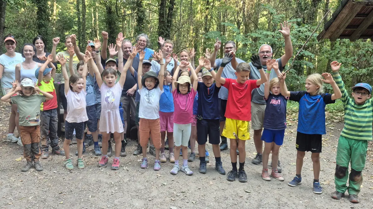 Die stolzen Kinder nach der Waldputzete