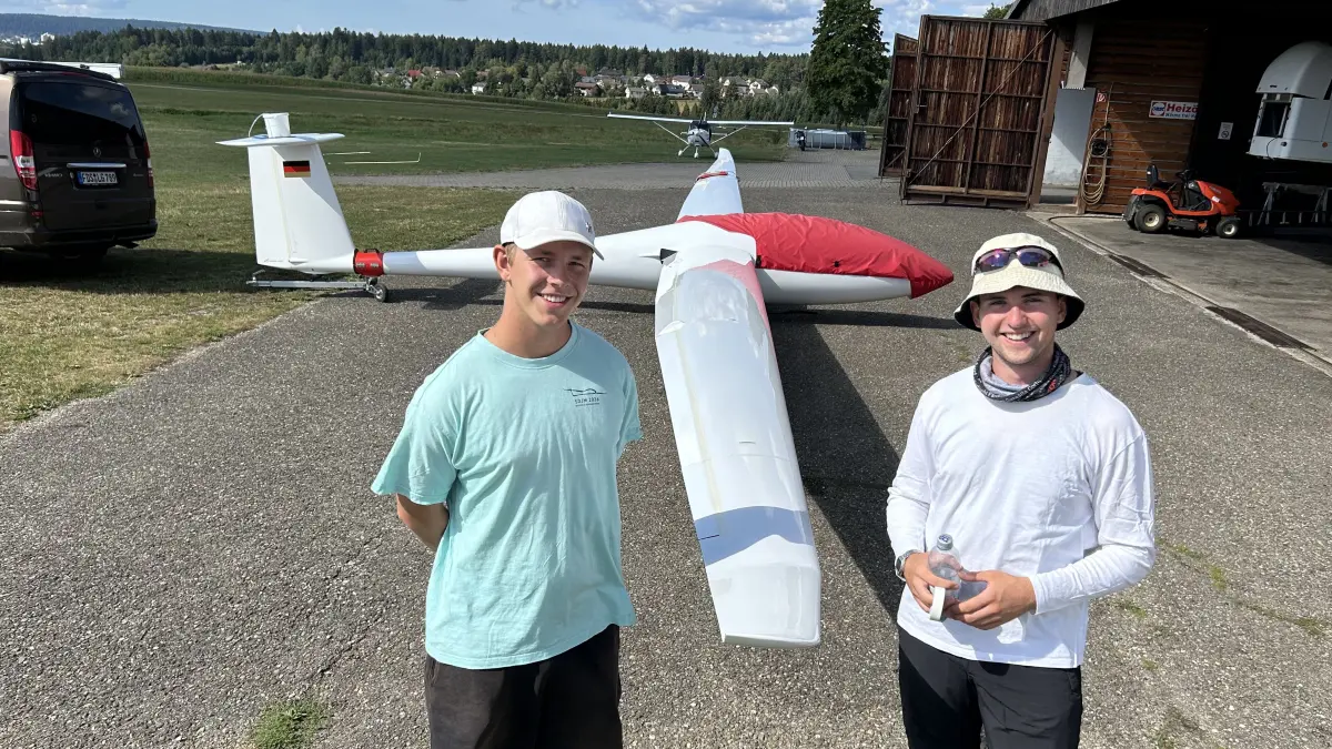 Mit einem satten Sprint beendeten Marven Gründler (links) und Jakob Schick, die letzte Runde der OLC 2. Segelflugbundesliga. Ab Ende September endet die Geschichte des OLC und der Segelflugszene. Über Jahrzehnte hat der OLC den Segelflug revolutioniert.