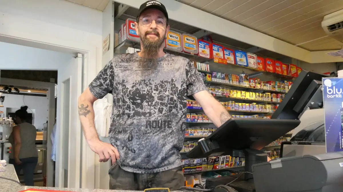 Michael Harter betreibt den Westend-Kiosk unmittelbar neben der Auffahrt zur gesperrten Brücke. Er habe deutlich weniger Kunden, sagte er unserer Redaktion.