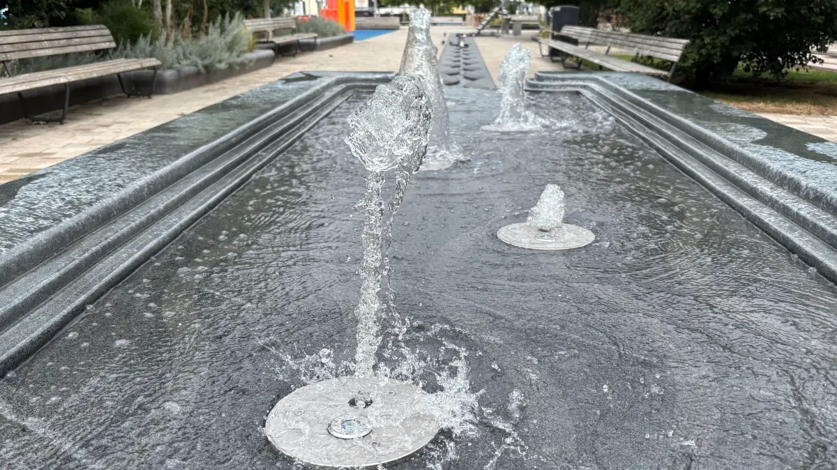 Der Brunnentisch der Obertorplatz-Wasserspiele hat seinen Namen wieder voll und ganz verdient. Weil die Reinigungsanlage nicht mehr richtig dosiert hatte, hatte sich das Nass am Mittwoch vergangener in Eigenregie abgeschaltet.