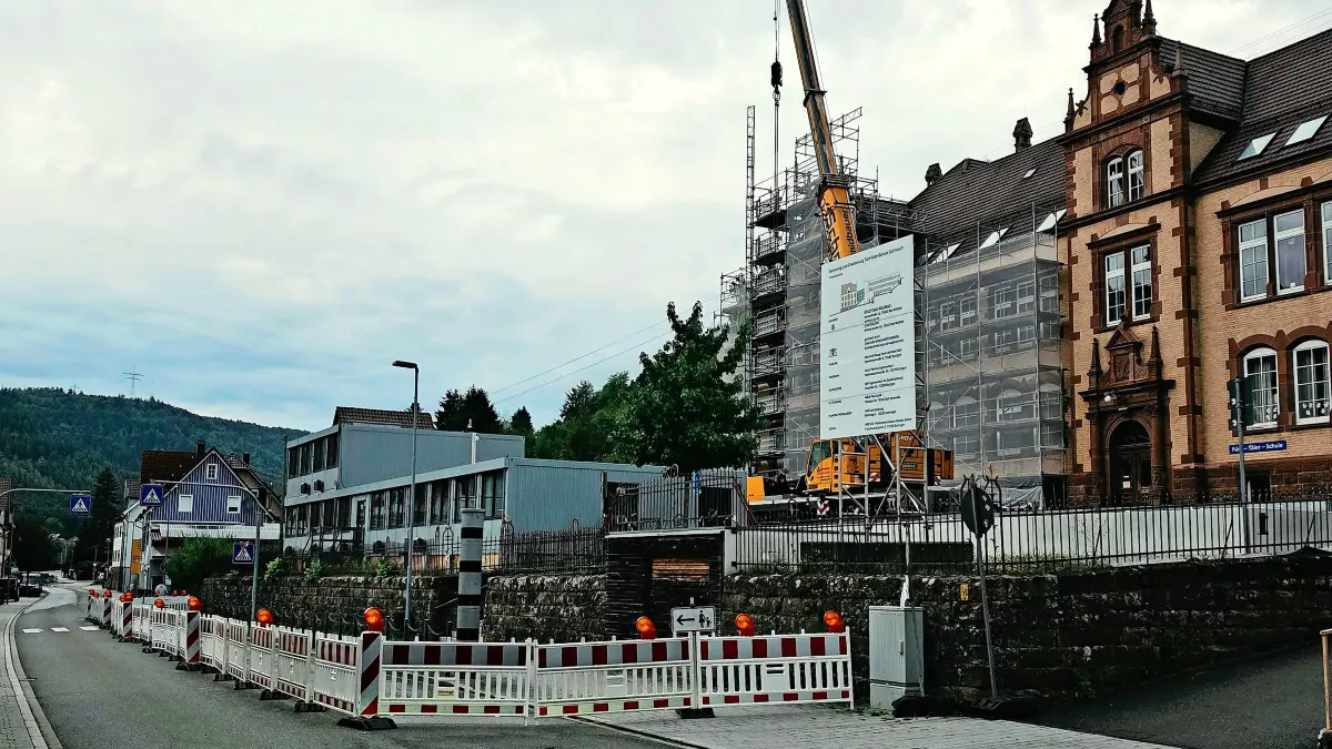 Die Höfener Straße ist derzeit nur halbseitig befahrbar.