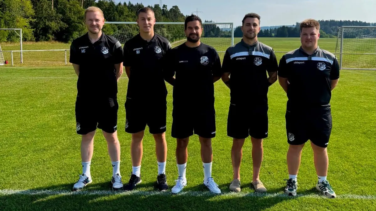 Der SV Wittlensweiler stellt sein neues Trainerteam vor: Co-Trainer Niklas Haier (Zweiter von links), Hakan Cimen (Mitte) und Sehri Kateke (Zweiter von rechts)