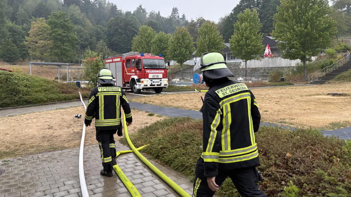 Die St. Georgener Feuerwehr pumpt beim Einsatz in Schramberg Wasser aus dem Schwimmbad in Tennenbronn.