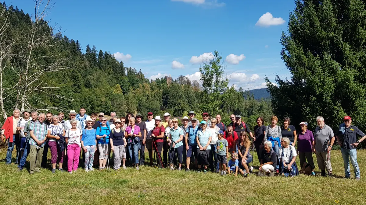 Bei einer Wanderung zur Burg Schilteck entdeckten rund 50 Teilnehmer nicht nur spannende Details zur Geschichte des mittelalterlichen Bauwerks, sondern auch einen außergewöhnlichen Panoramablick über das Schiltachtal.