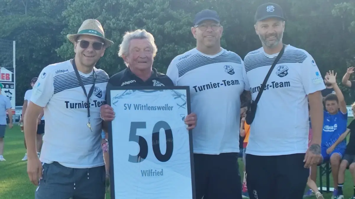 Bei der Ehrung von Wilfried Barth (von links): Jochen Kohler, Vorstand Veranstaltungen, Wilfried Barth, seit 50 Jahren Vorsitzender des SV Wittlensweiler, sowie Oliver Rath und Tim Kaltenbach