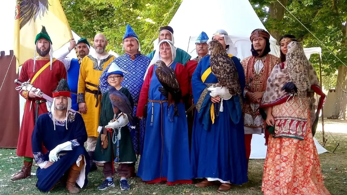 Beim Mittelaltermarkt im Kurpark von Bad Liebenzell gibt es unter anderem Falkner zu sehen.