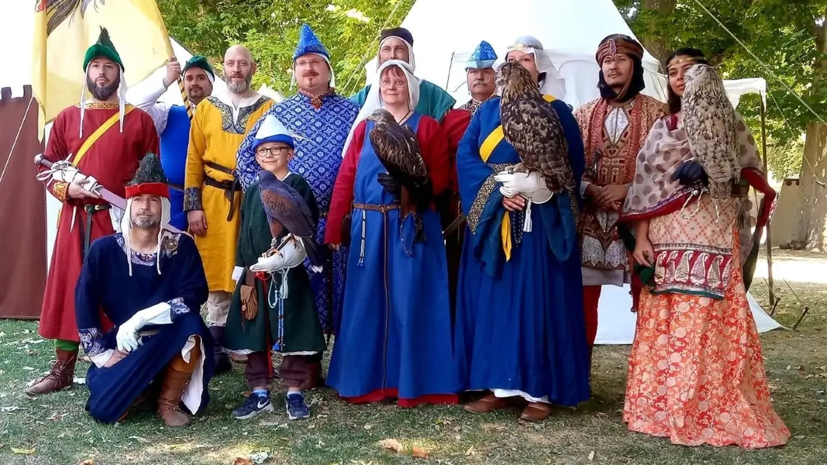 Beim Mittelaltermarkt im Kurpark von Bad Liebenzell gibt es unter anderem Falkner zu sehen.