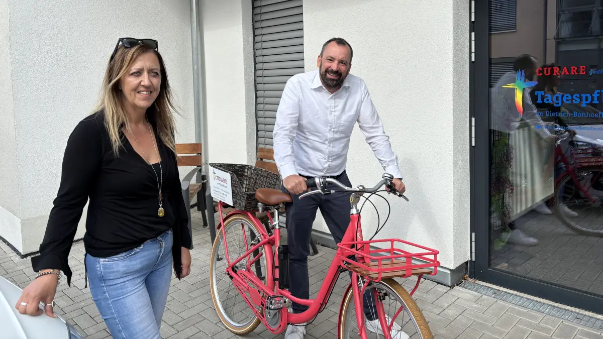 Azemina Bosnic und Matthias Lang freuen sich über das gute Ergebnis der Qualitätsprüfung. In der Stadt sind die Mitarbeiter auch mit dem Dienstfahrrad unterwegs.