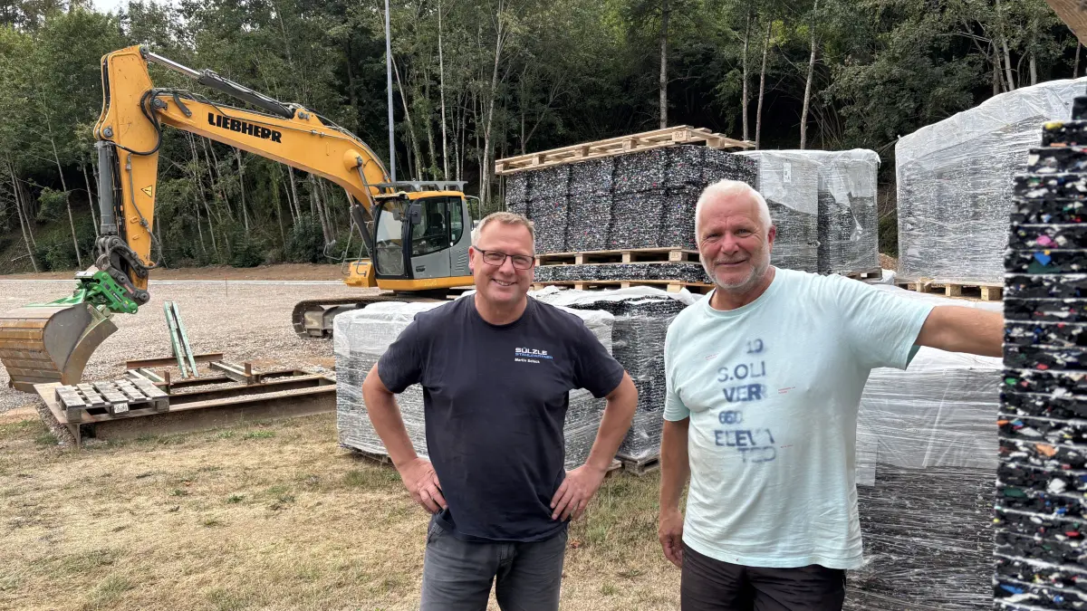 Auf der Kunstrasen-Bausetllen (von links): Vorsitzender Martin Schick und der Projektverantwortliche Holger Trefzer.