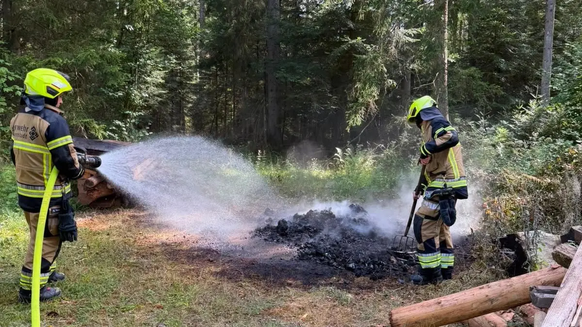 Die Feuerwehrleute löschen das Feuer