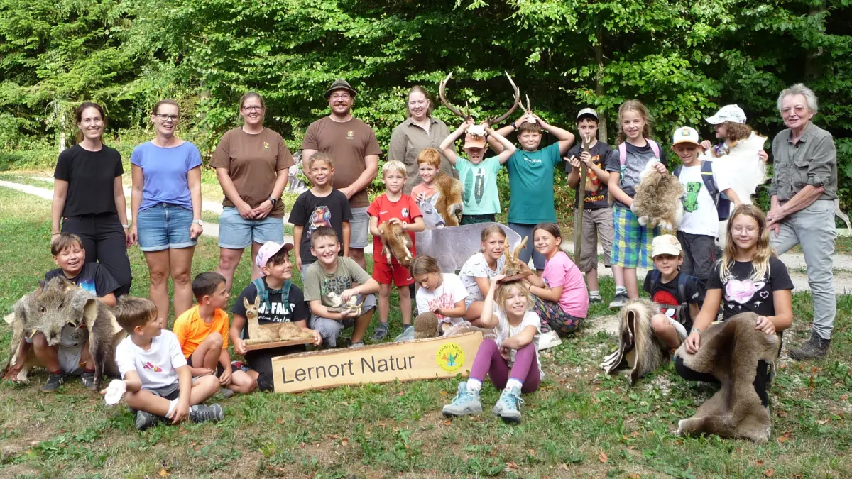 Für die Kinder und die Jäger war der Tag ein Riesenpaß. und obendrein sehr lehrreich. Da fiel das Abschiednehmen schwer. Hntere Reihe von linsk: Samy und Ina vom Spieldorf Herten, Anja Schüren und Heiko Herzog (Lernort Natur) und Silva Seiler sowie (rechts) Beatrix Heller vom Jagdrevier Herten.