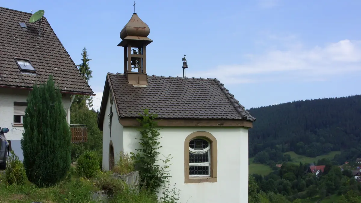 Im Kirnbachtal steht eine kleine Kapelle, die seit mehr als 170 Jahren von der Frömmigkeit und dem Engagement mehrerer Generationen erzählt.