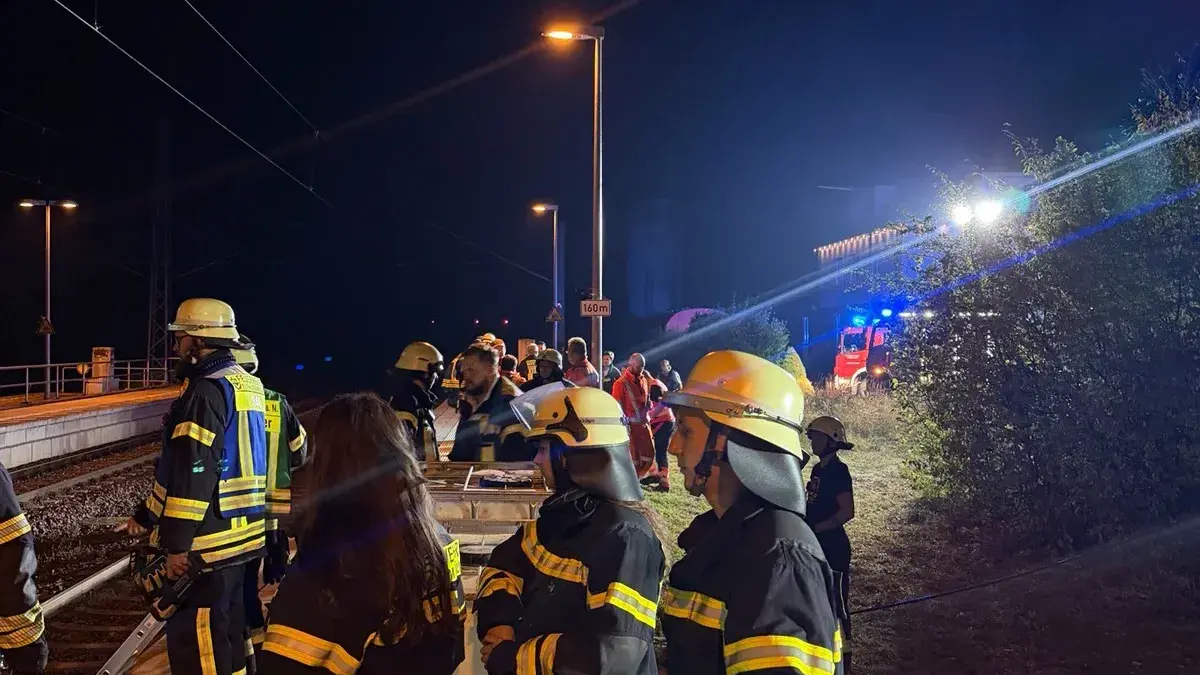 Rund fünf Stunden waren die Kräfte der Feuerwehren am Bahnhof in Eutingen im Einsatz.