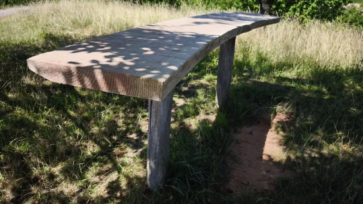 Die Möbel auf dem Grillplatz wurden auf Vordermann gebracht.