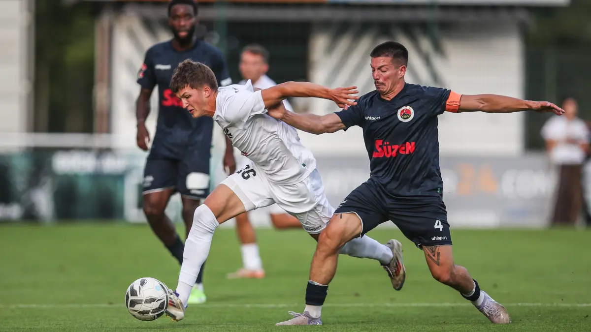 Der Nullachter Gian-Luca Feißt (links) lässt hier Singens Dominik Almeida stehen.