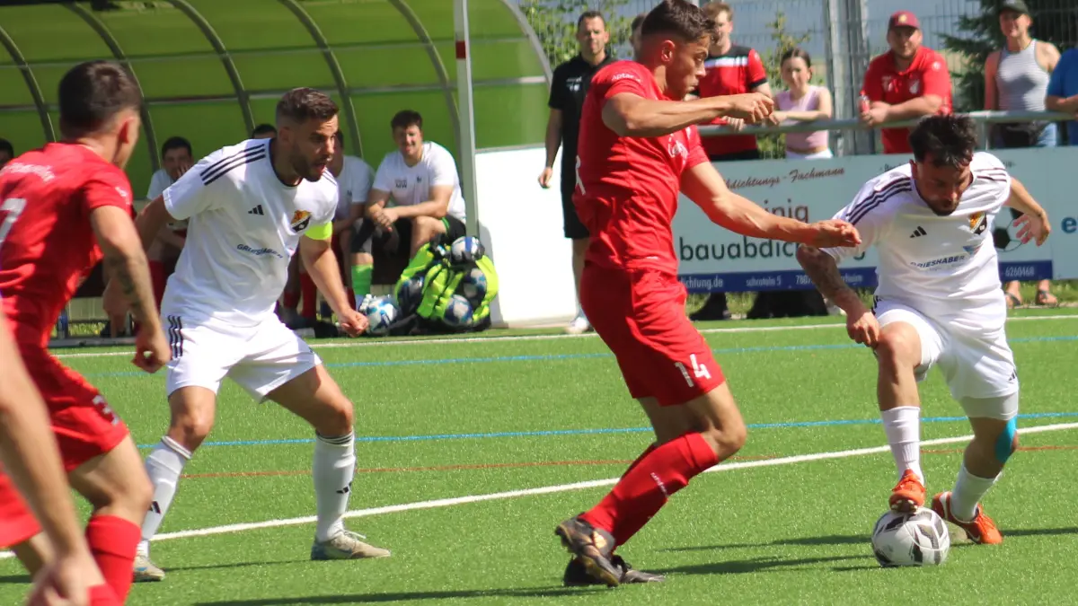 Alle Gegenwehr half Nico Anders (rotes Trikot) mit dem FCP nicht: Am Ende setzte sich der SV Laufenburg mit 5:0 klar durch.