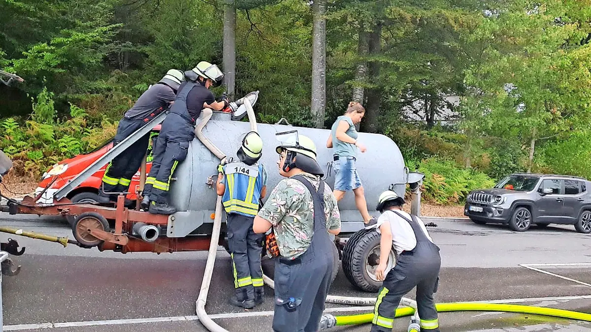 Die Bauern halfen der Feuerwehr unbürokratisch.